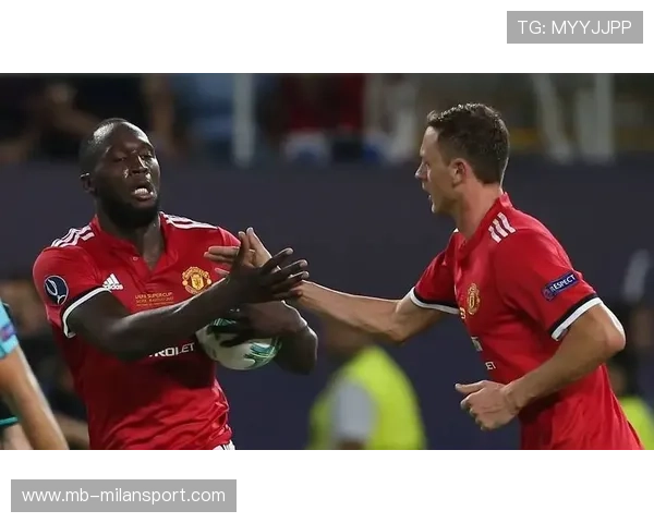 卢卡库强势头球破门，红蓝对决燃爆全场