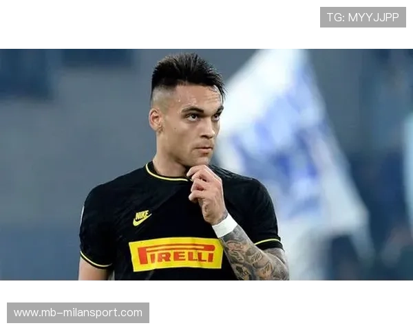 劳塔罗向前顶球制造绝佳反击机会——速度、时机与战术的完美交响 劳塔罗向前顶球制造绝佳反击机会——速度、时机与战术的完美交响