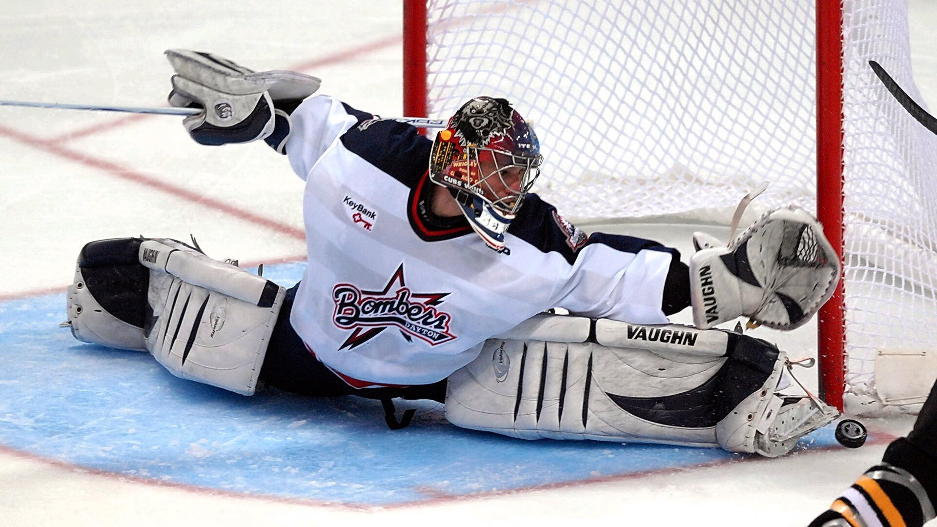 “东桃花岛赛场：缆绳滑水展现飞翔与技巧的完美结合”